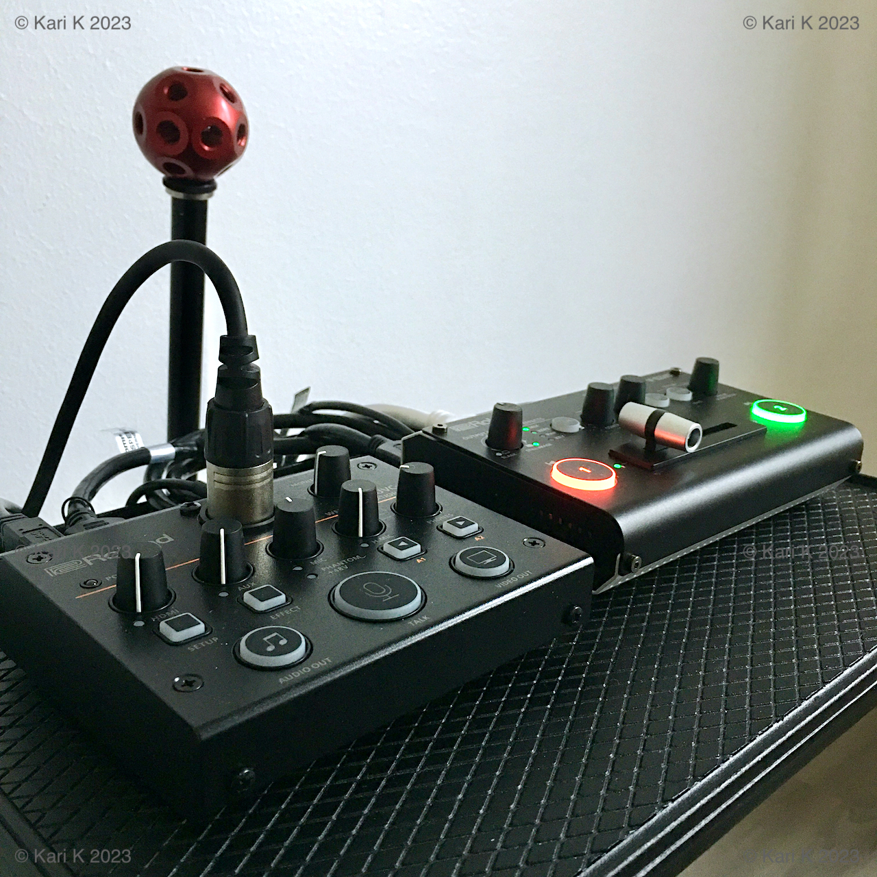 Valokuva etäyhteyksillä ja videolähetyksissä käytettävistä pienistä Roland videomixereistä.